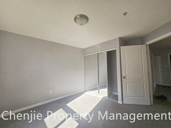 Photo du bâtiment - 7331 Terwillegar Dr S NW