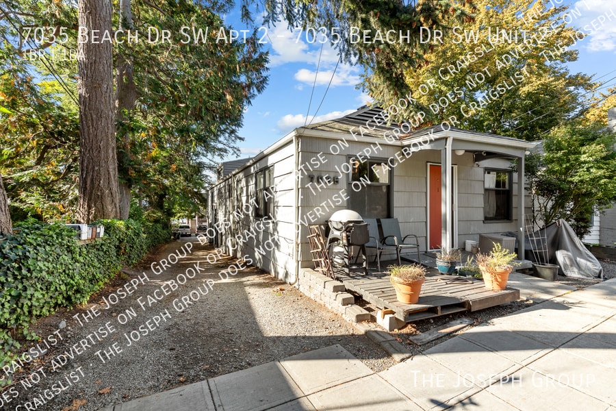 Primary Photo - 7035 Beach Dr SW