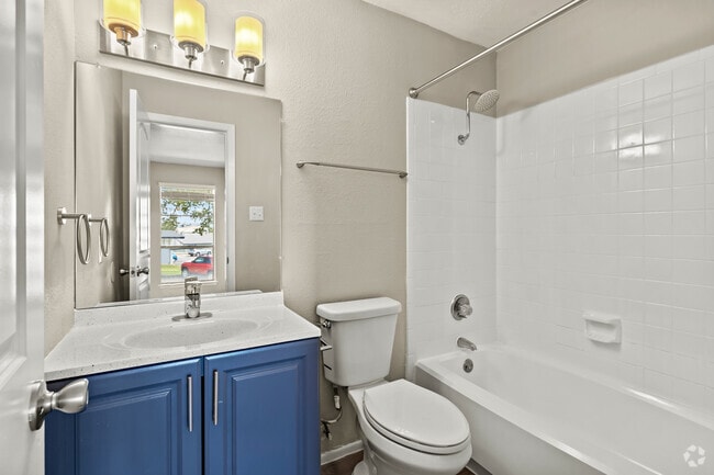 2BR, 2BA - 800SF - Primary Bathroom - Peaks at Live Oak