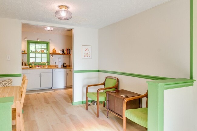 Foto del edificio - Convenient to campus and Five Points- Jamestown condo for rent