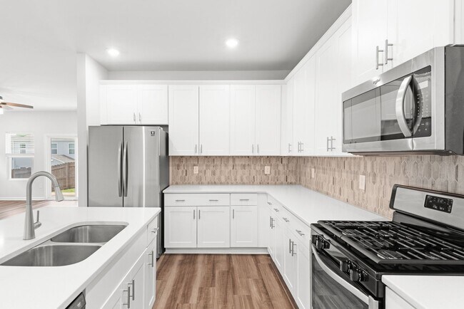 Building Photo - Stunning 4 Bedroom, 3 Bathroom Home - Flow...