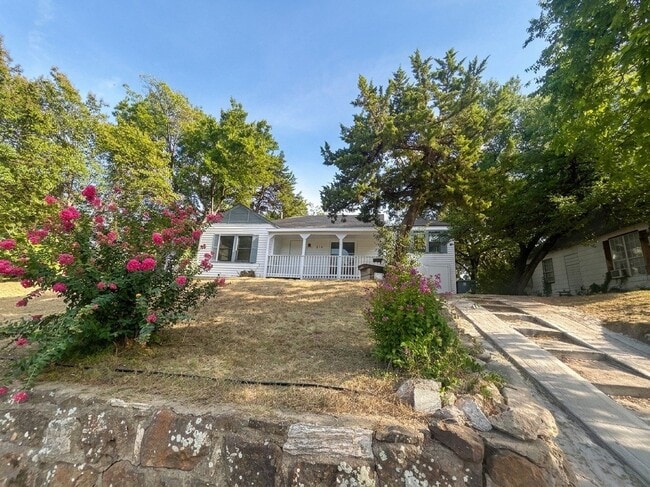 Building Photo - 314 W Clarendon Dr