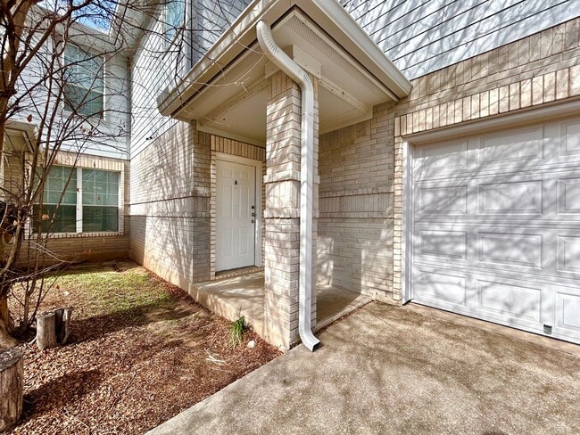 Foto del edificio - Beautiful 3BR, 2.5BA Two-Story Home with Laundry Room & 2-Car Garage