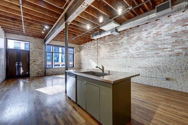 Building Photo - 411 Brazos St