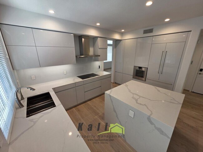 Foto del edificio - 5385 Renaissance Ave