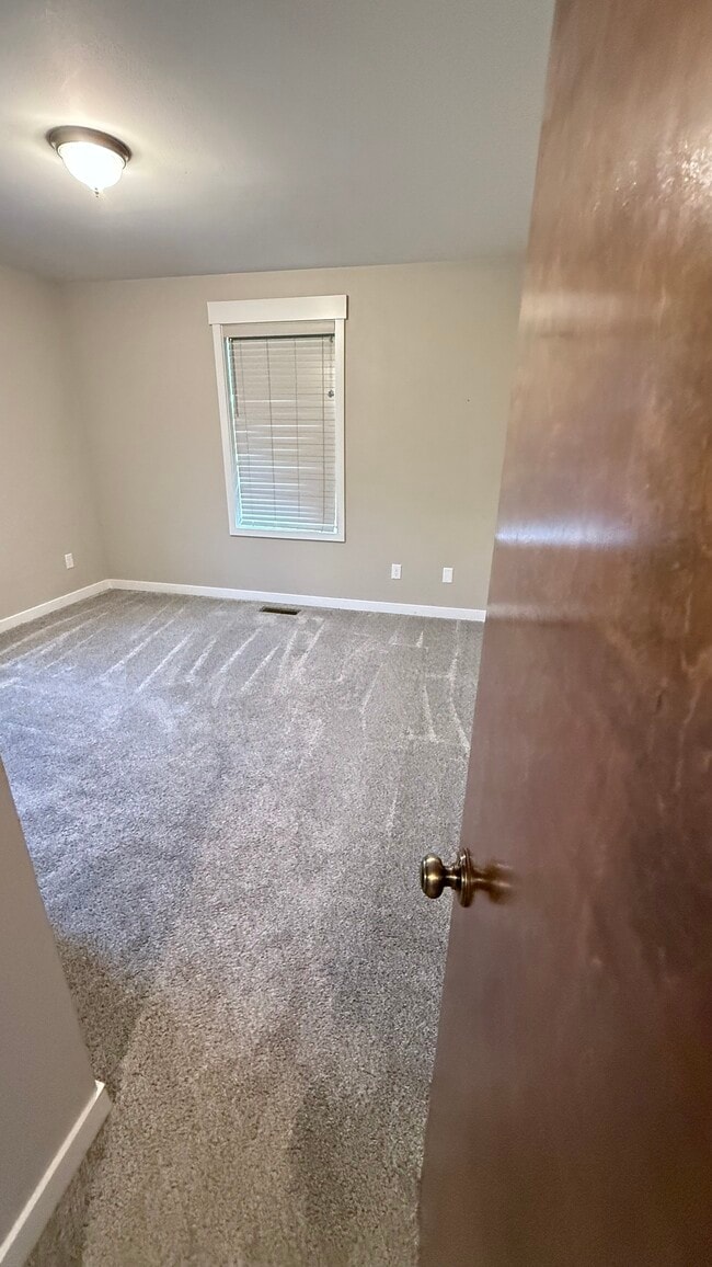 large master bedroom - 990 Highline Dr