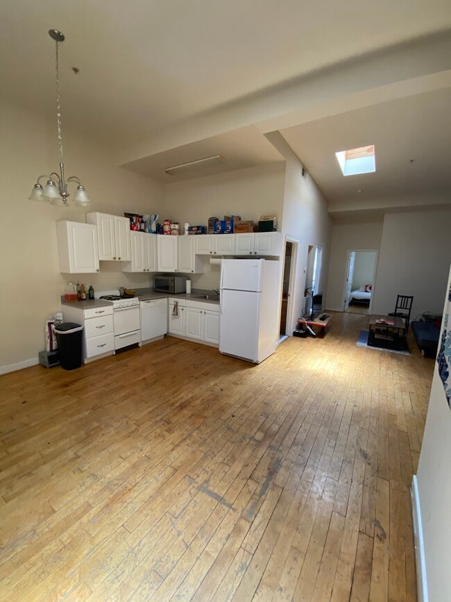 Photo - 813 W Broad St Apartments