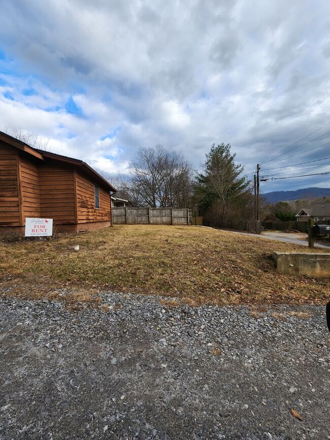 Building Photo - Asheville Rental