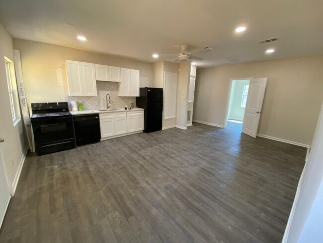Building Photo - 615 Parkview Ave