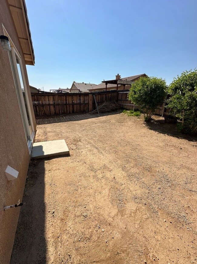 Building Photo - 4 BEDROOM HOME + OFFICE IN VICTORVILLE