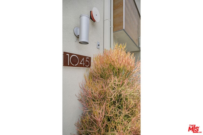 Building Photo - 1045 Manzanita St