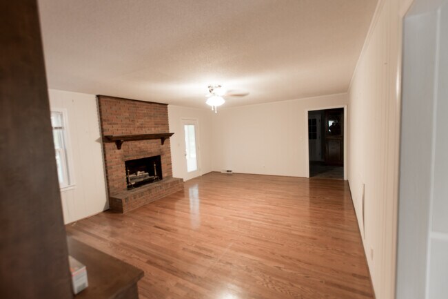 Building Photo - 105 Winsford Dr