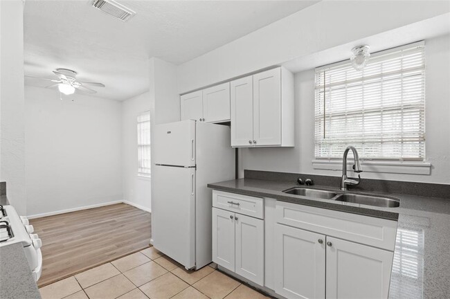 Foto del edificio - 10602 Rosehaven Dr