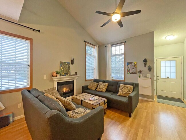 Building Photo - Spacious End Unit Townhome with Fireplace and Vaulted Ceilings is Pet Friendly!