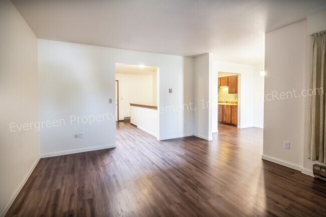 Foto del edificio - 904-906 Camelot Ct.