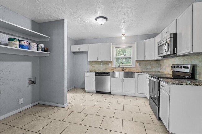 Foto del edificio - 12154 State Hwy 16 S