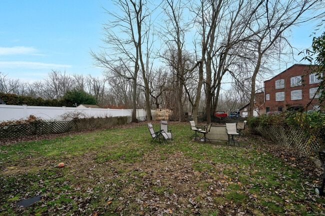 Building Photo - 138 Naubuc Ave