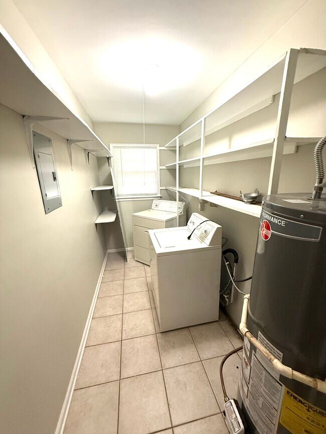 Foto del edificio - ** 3 bed 1 bath located in Forest Hills ** Call 334-366-9198 to schedule a self showing