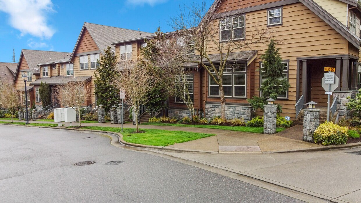 Foto principal - Modernly Elegant Townhome w/ 2 Primary Sui...