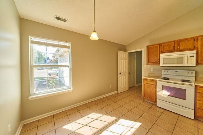 Building Photo - 3 Bedroom 2 Full Bath In Peaceful Franklin...
