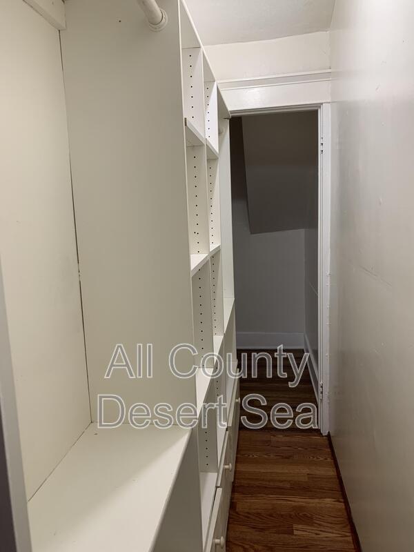 Building Photo - 1109 E 1st St