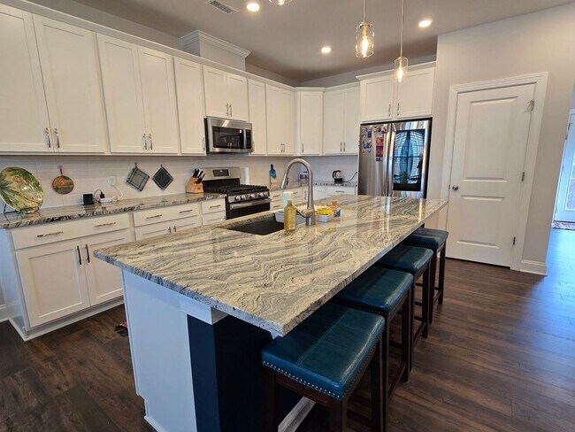Building Photo - 4 Bedroom 3.5 Bathroom Townhome w/ Upgraded Finishes and fenced in yard. Located in the heart of ...