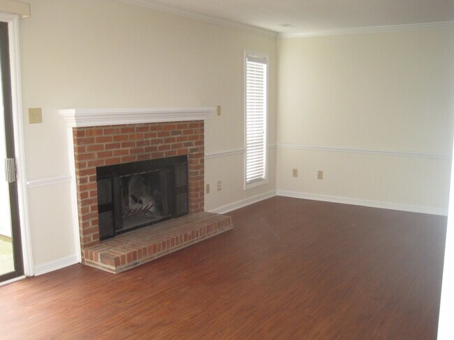 Foto del edificio - 111 Charter Oaks Cir