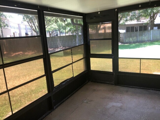 Foto del edificio - 10101 Lake Oak Cir
