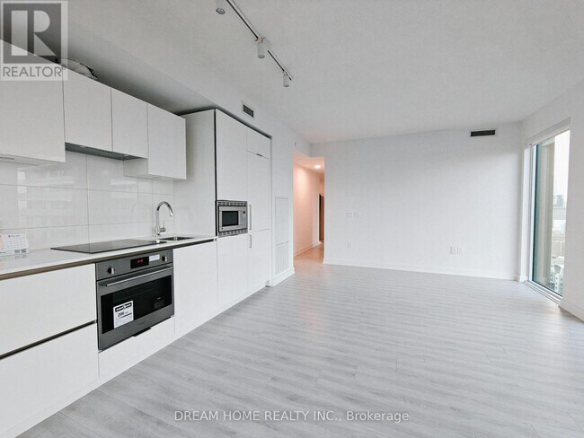 Building Photo - 238 Simcoe St