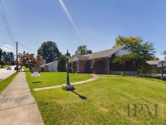 Building Photo - Spacious 3 Bedroom Located in Northeastern...