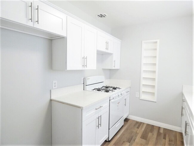 Building Photo - 1100 E San Antonio Dr