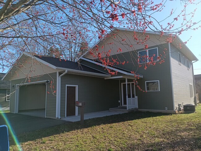 Building Photo - 811 N State St