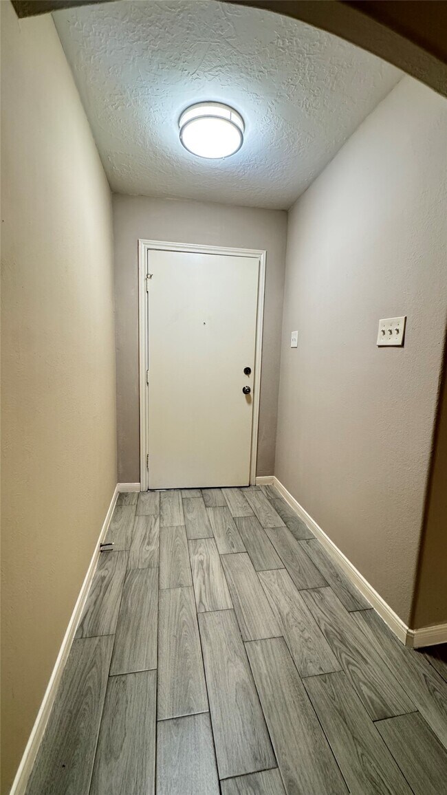 Foto del edificio - 3303 Glen Spring Dr