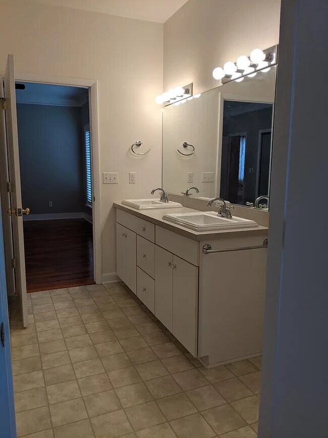 Foto del edificio - 2710 Green Meadow Dr