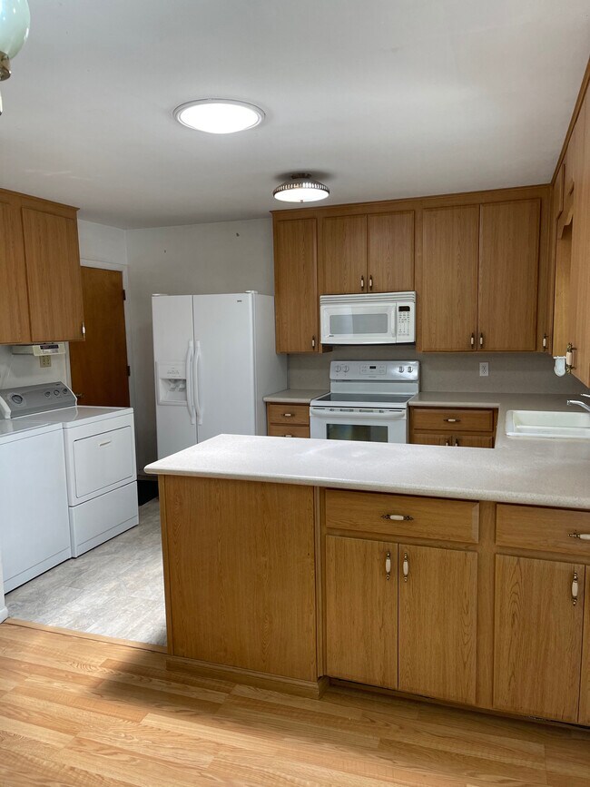 Building Photo - 642 Lakeshore Dr