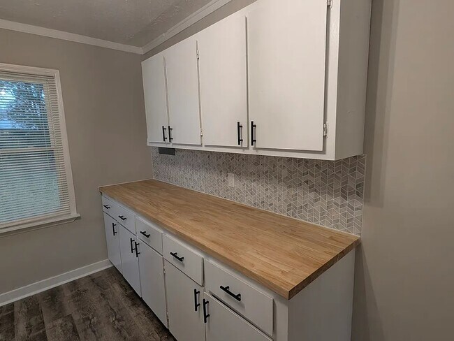 Building Photo - 210 Crescent Dr
