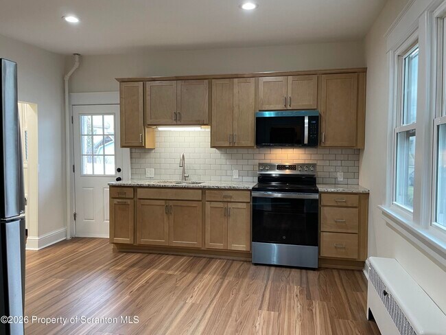 Building Photo - 1064 Lincoln St