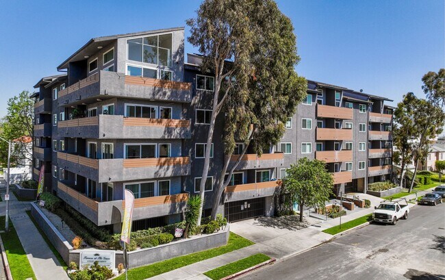 Foto del edificio - 110 South Sweetzer Ave