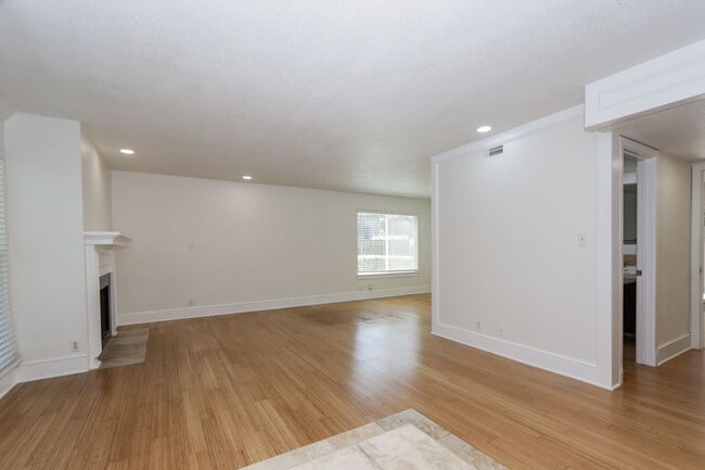 Building Photo - 3 Bed / 2.5 Bath light and spacious townho...