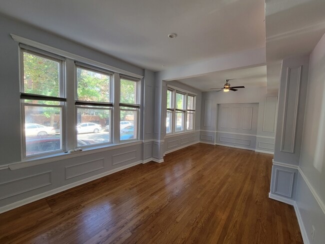 Building Photo - 2347 W Wilson Ave