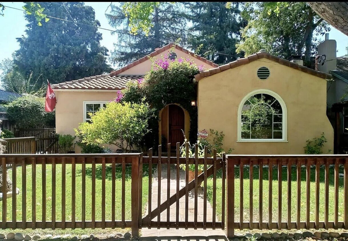 Foto principal - 1315 Newport Ave