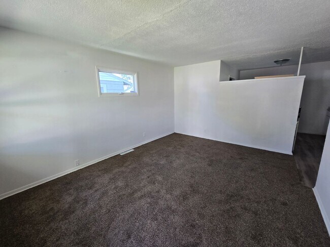 Building Photo - Charming 3 bed 1 bath house with large yard!