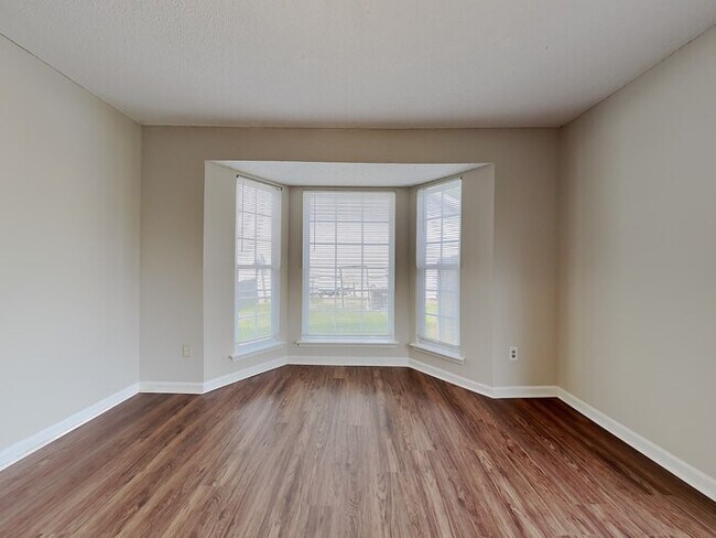 Building Photo - Save 1/2 on Rent by Aug. 31st!