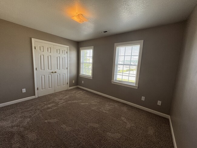 Building Photo - 302 Streamwood Dr