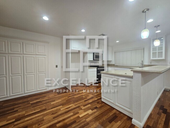 Foto del edificio - Spacious Fully Renovated 4/2 House with Over 2000SF and LVT Throughout