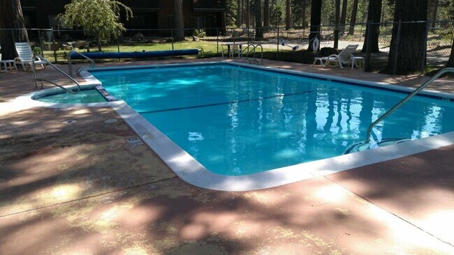 Building Photo - 2 bedroom condo with carport, pool and hot tub access