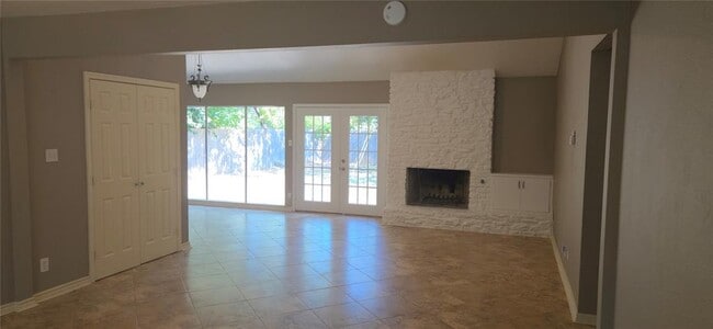 Building Photo - 2104 Village Way Dr