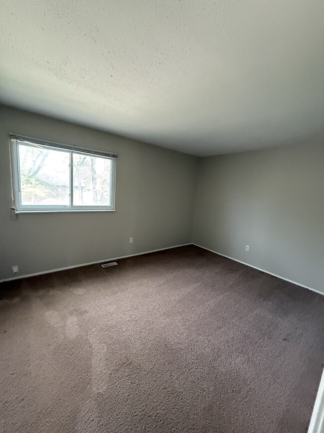 Building Photo - 2826 Greenleaf Dr