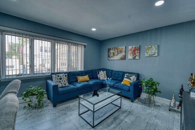 Foto del edificio - 8 E 10th St