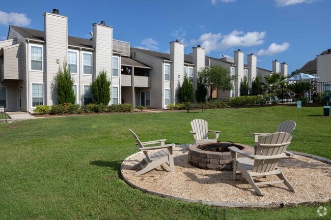 Building Photo - Southern Oaks